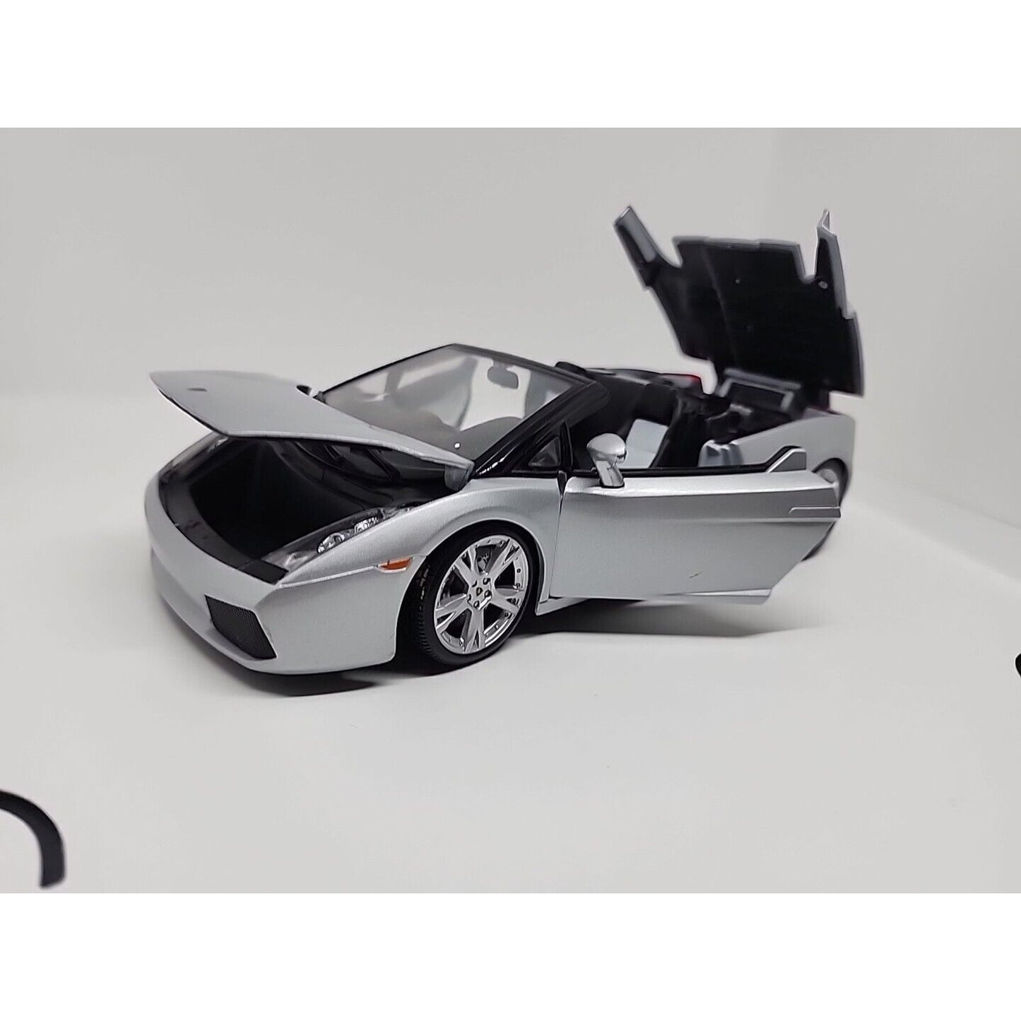 Maisto 1/18 Scale Diecast 31136 - Lamborghini Gallardo Spyder - Silver